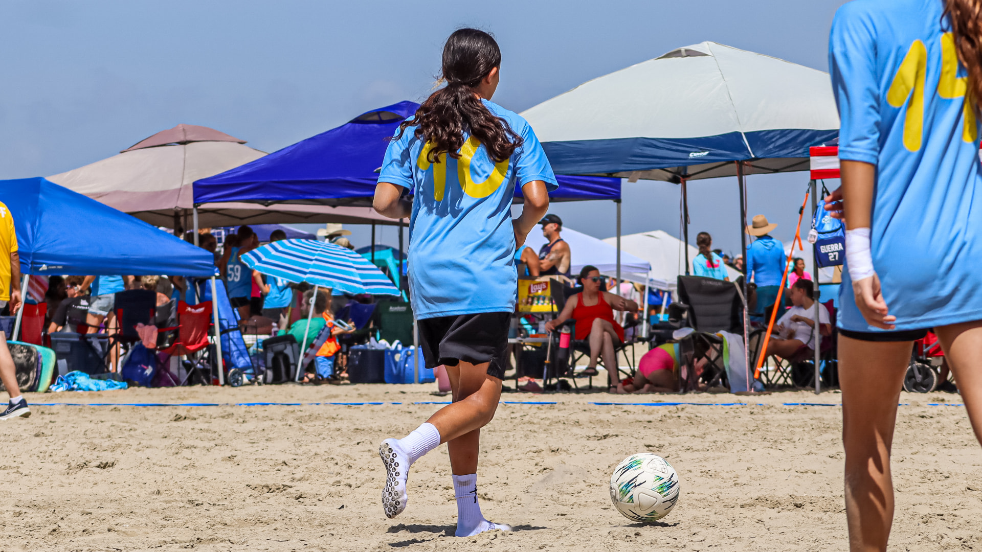 Jaylei attacking at a beach soccer tournament