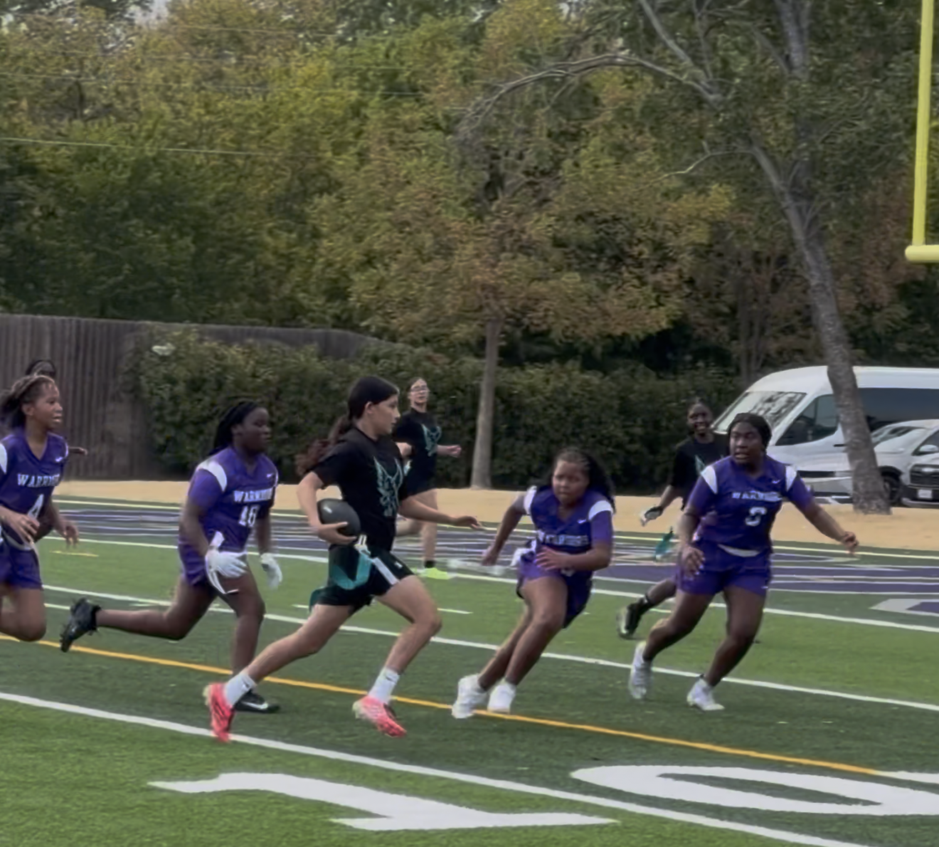 Jaylei running with the football during a varsity game